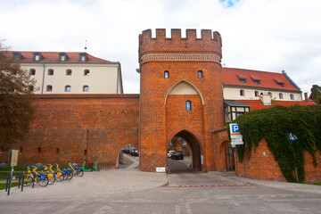 Gotycka brama w Toruniu, Polska. Gothic gate in Torun, Poland © 123108 Aneta