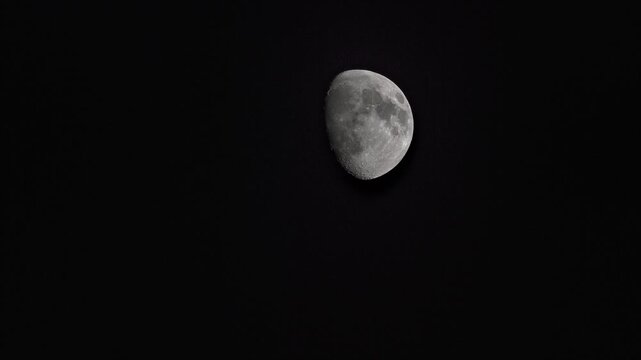 la luna y sus cr&aacute;teres en maxima resoluci&oacute;n . 