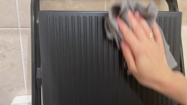 Polish grill surfaces. Remove marks for improved appliance look. Use cloth to achieve flawless shine and protection. Buff and polish grill surfaces to enhance appearance and extend durability