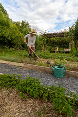Jardinier en train de préparer une parcelle de terre dans un potager avant des plantations de légumes au printemps © Olivier-Tuffé
