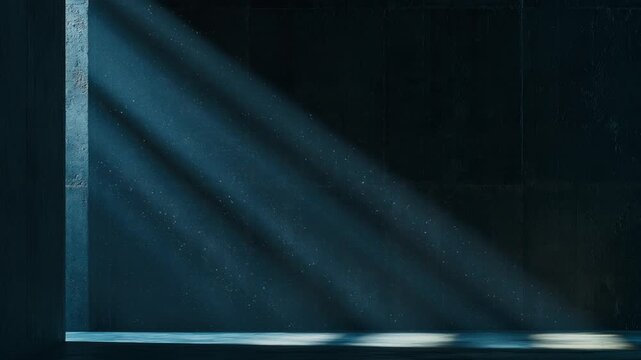青白い斜光と床に映る光が揺らぐ暗い室内で塵が漂うループ動画。映画のタイトルや舞台演出に映える光と陰影のシネマティック素材