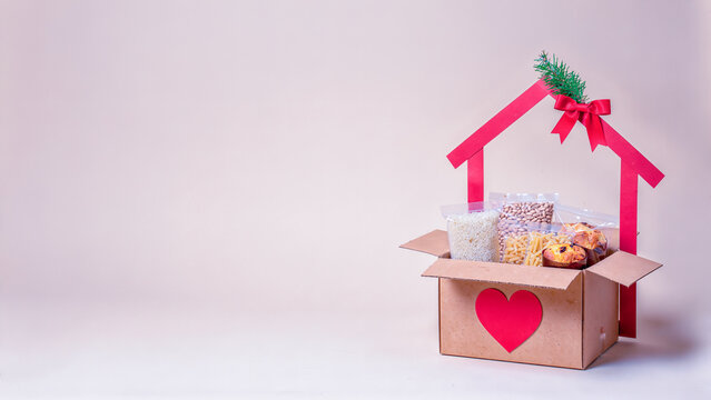 Natal solid&aacute;rio com doa&ccedil;&atilde;o de alimentos e casa de papel