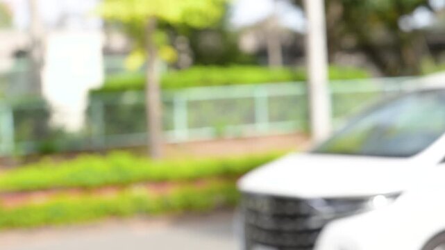 屋外の道路でスマホを見ながら道に迷う焦るスーツ姿の若い日本人男性サラリーマン、通勤や営業の外回りで時間に追われる会社員の縦動画