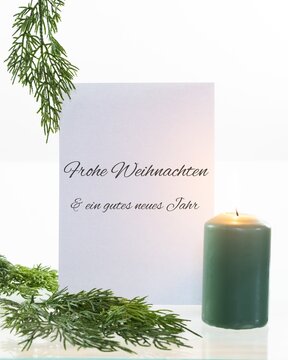 Weihnachtsgr&uuml;&szlig;e: Minimalistische Gru&szlig;karte mit Kerze und Tannenzweigen und der Aufschrift FROHE WEIHNACHTEN UND EIN GUTES NEUES JAHR im Seitenverh&auml;ltnis 4:5 speziell f&uuml;r Instagram