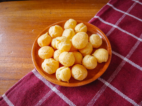 Dried eclairs or soes filled with cream. Asian people call it with dry Soes or Sus. it has crunchy texture and sweet flavour.