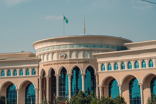 This photo showcases a grand government building featuring a series of elegant arches and a prominent flag atop its roof.