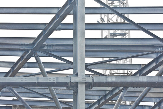 CONSTRUCTION SITE FOR THE CONSTRUCTION OF A GALVANIZED STEEL STRUCTURE WITH BEAMS AND PILLARS