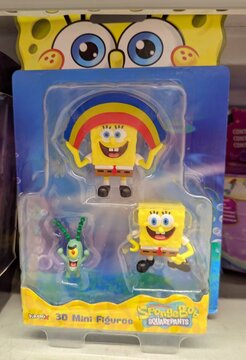 Pack de mini figuras 3d de SpongeBob SquarePants y Plankton, en estante de supermercado Carrefour en Madrid, Espa&ntilde;a, 13 de julio de 2026