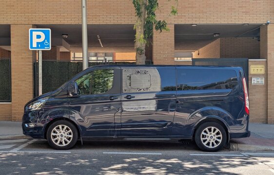 Furgoneta Ford Transit Custom aparcada en un aparcamiento con accesibilidad para personas con movilidad reducida. Madrid, Espa&ntilde;a, 13 de julio de 2026