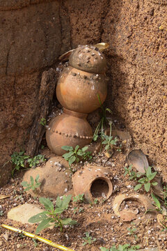 Lobi tribe fetish made of stacked clay pots against a mud wall, Sud-Ouest Region, Gaoua, Burkina Faso