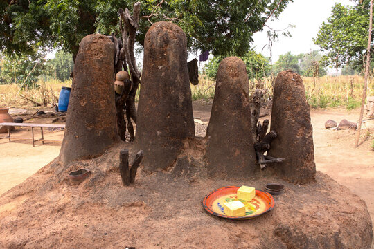 Lobi tribe fetish with four tall mud cones and a plate under a tree, Sud-Ouest Region, Gaoua, Burkina Faso