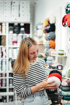 Exploring Vibrant Yarn Colors in a Cozy Craft Shop