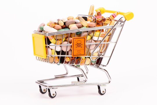 Medikamente, Pillen und Tabletten im Einkaufswagen und mit Warnhinweis