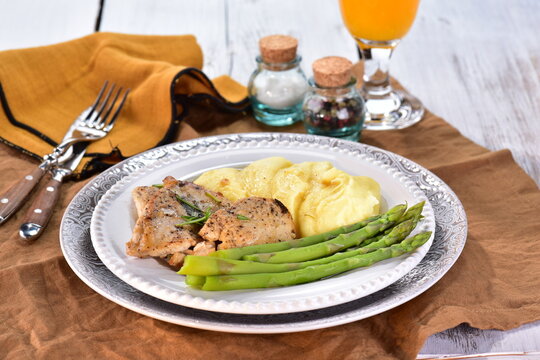 Natural-style chicken fillet with asparagus