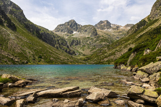 Lac d&rsquo;Estom with its crystal-clear waters in summer, dominated by the Pic de Labas in the Parc National des Pyr&eacute;n&eacute;es at Cauterets