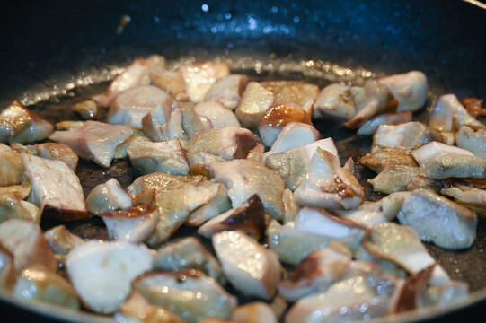 Une po&ecirc;l&eacute;e de champignons frais bolets c&egrave;pes