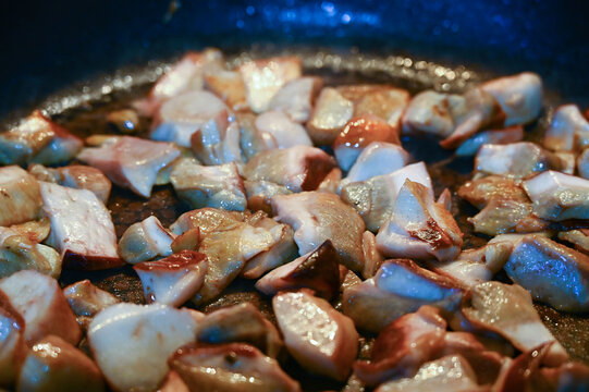 Des c&egrave;pes bolets coup&eacute;s en morceau &agrave; cuire dans une po&ecirc;le