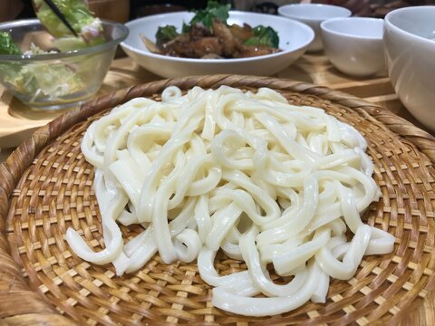 手打ち太麺のざるうどん、竹ざるに盛られた冷やしうどん