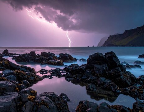 Une foudre violette &eacute;claire la mer agit&eacute;e et les rochers noirs sous un ciel orageux au cr&eacute;puscule o&ugrave; la lumi&egrave;re &eacute;lectrique danse sur l'eau sombre.