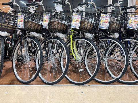 自転車店に並ぶ販売用のママチャリ