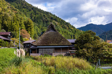 美山町 茅葺屋根の古民家 © miiko