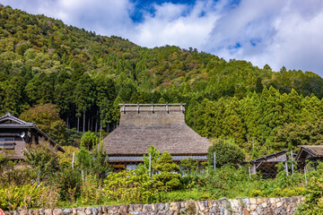 美山町 茅葺屋根の古民家 © miiko