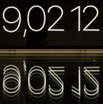 Wecker Uhr Schreiben Zahl Buchstabe Spiegel DOSIS