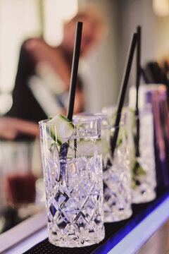 Barkeeper mixt Cocktails