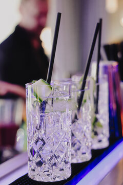 Barkeeper mixt Cocktails