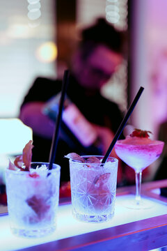 Barkeeper mixt Cocktails