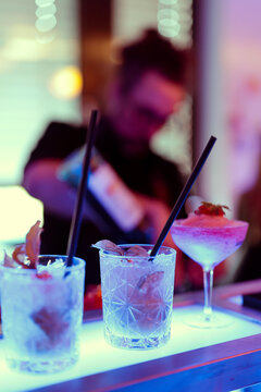 Barkeeper mixt Cocktails