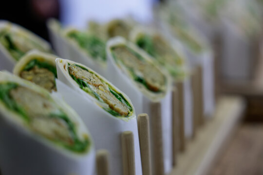 Wraps auf einem Buffet