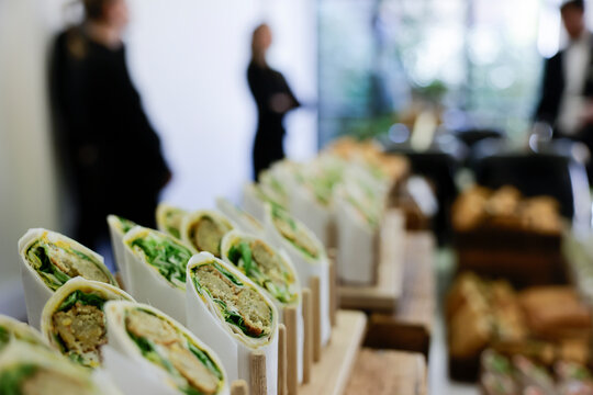 Wraps auf einem Buffet