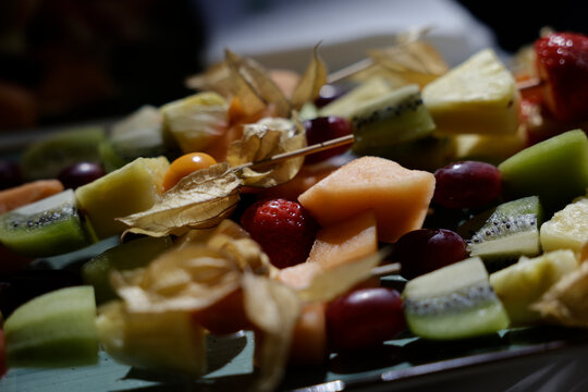 Obst Spie&szlig;e als Dessert auf einem Buffet