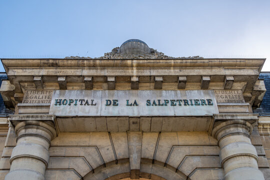 Enseigne &agrave; l'entr&eacute;e de l'h&ocirc;pital de la Salp&ecirc;tri&egrave;re, h&ocirc;pital de l'Assistance publique - H&ocirc;pitaux de Paris (AP-HP) situ&eacute; dans le 13&egrave;me arrondissement de Paris