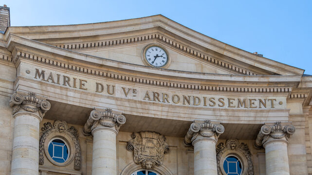 Fronton de la mairie du 5&egrave;me arrondissement de Paris, France. Ce b&acirc;timent h&eacute;berge les services administratifs pour les habitants de l'arrondissement