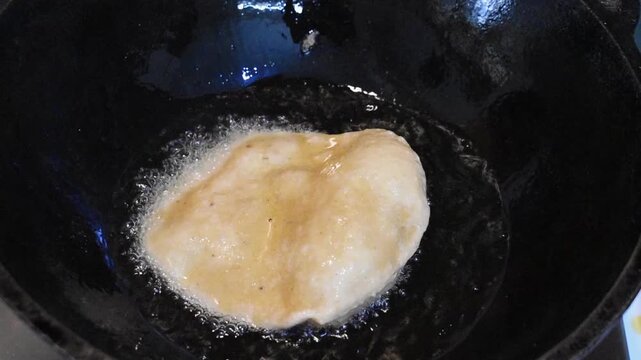 Gas filling automatically inside puri during frying