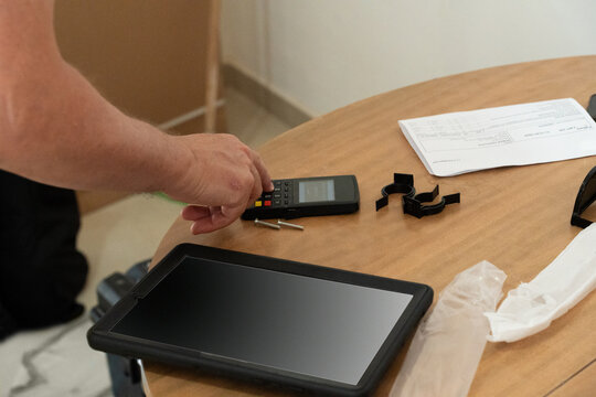 Processing payment on a POS terminal during home delivery
