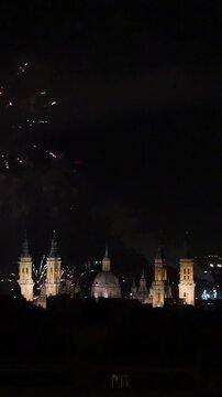 Fuegos artificiales en el Pilar de Zaragoza a camara lenta