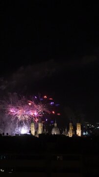 Fuegos artificiales en el Pilar de Zaragoza a camara lenta