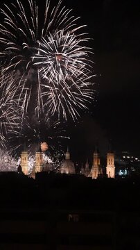 Fuegos artificiales en el Pilar de Zaragoza a camara lenta