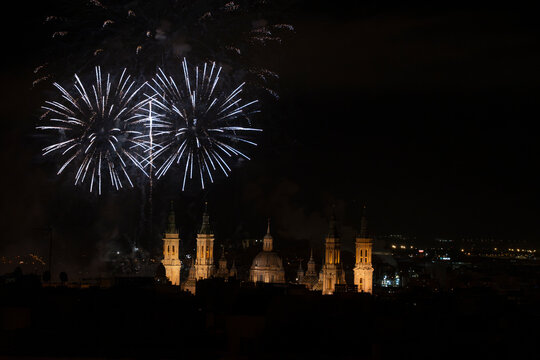 Fuegos artificiales en bas&iacute;lica del Pilar de Zaragoza