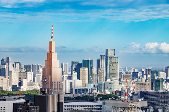 青空の下で立ち並ぶ東京の高層ビル群と都市の景観