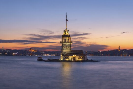Lighthouse, Leander's Tower or Girls' Tower, Kız Kulesi, at sunset, island in the Bosporus, &Uuml;sk&uuml;dar, Istanbul, Turkey