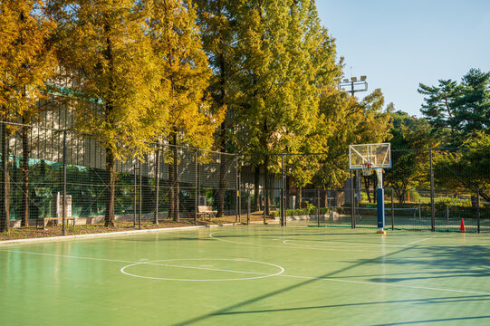 맑고 푸른 하늘 아래 공원에 위치한 빈 야외 농구장(Empty outdoor basketball court in a park under clear blue sky in Korea.)
