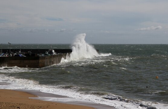 vagues submersion plage de la No&euml;veillard &agrave; Pornic en Loire-Atlantique