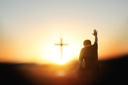 예수 그리스도의 십자가를 향해 손을 들고 기도하는 크리스찬 실루엣, 고난주간 배경
