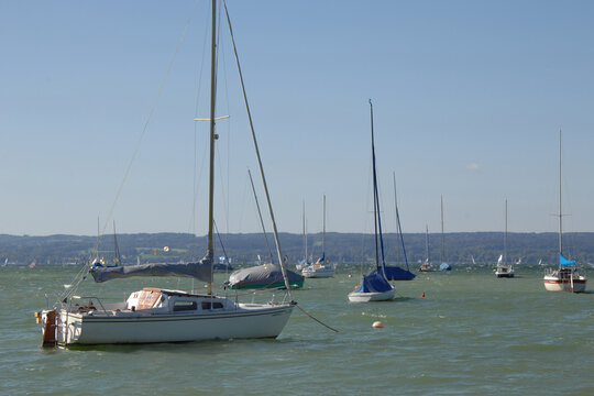 AAmmersee, F&uuml;nfseenland, Starker Wellengang am Ammersee bei Herrsching w&auml;hrend eines F&ouml;hnsturms im Herbst. Schwankende Segelboote ideale Bedingungen f&uuml;r Surfer