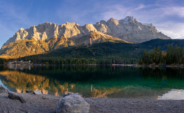 Herbstnachmittag am Eibsee, Grainau, Werdenfelser Land; Oberbayern, Bayern, Deutschland, Europa