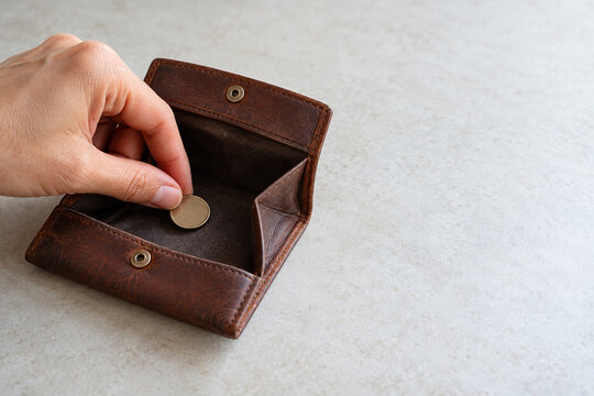 小銭財布から最後の硬貨を取り出す家計予算不足